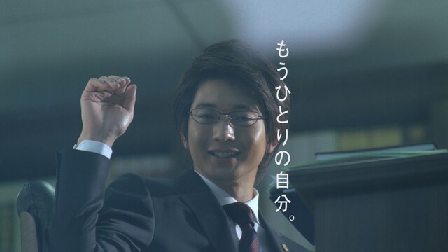 行政書士を目指すサラリーマンを演じる向井理。