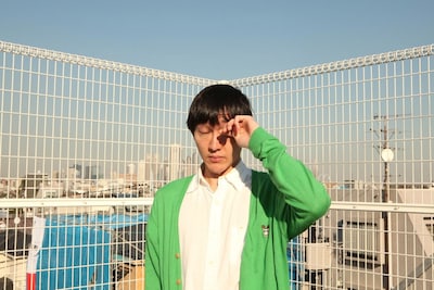 インタビューでは収録曲「ベイビーレイニーデイリー」が「結婚したいくらい好きだった」恋人に向けたラブソングであるなど、さまざまな事実を明かしている。