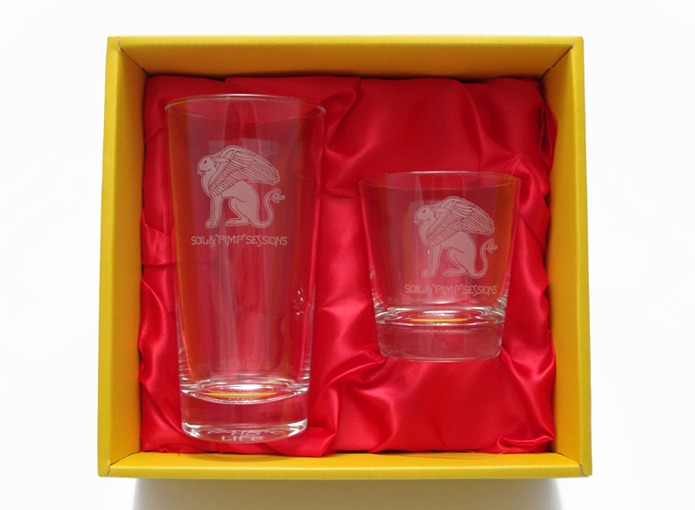 「SPECIAL EDITION:SOIL & "PIMP" SESSIONS NO MUSIC, NO LIFE. PAIR GLASS」は大小2つのグラスがセットに。