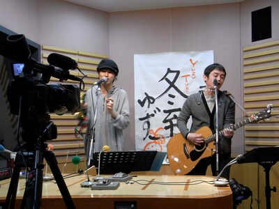 「冬至の日ライブ」の収録の様子。収録現場は「ゆずのオールナイトニッポンGOLD」収録後のニッポン放送のスタジオ。