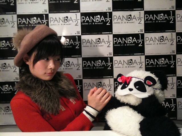 抵抗するジェームズ・パンダJr.を、力づくで世界一周に送り出すM!nam!。