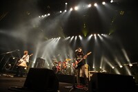 2011年4月からのツアーで、再び中野サンプラザでライブを行うチャットモンチー。