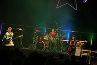 この日はアンプやドラムセットにも電飾が施され、クリスマス気分を盛り上げた。