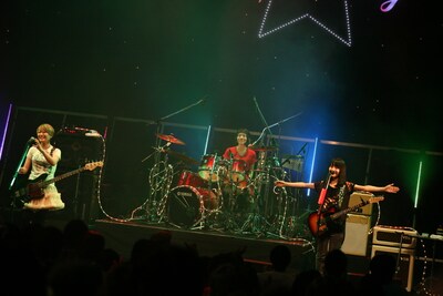 この日はアンプやドラムセットにも電飾が施され、クリスマス気分を盛り上げた。