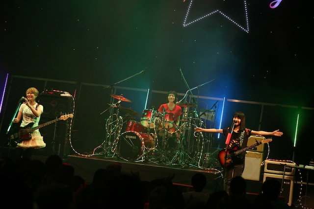 この日はアンプやドラムセットにも電飾が施され、クリスマス気分を盛り上げた。