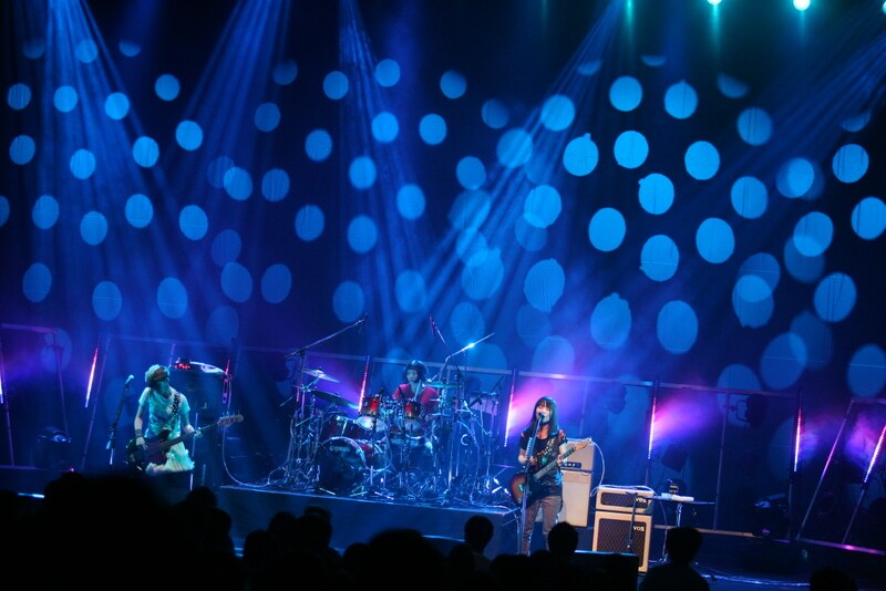 「海から出た魚」を演奏するチャットモンチーの3人。