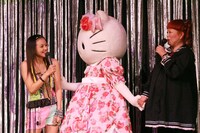 楽しくおしゃべりするmisono、ハローキティ、山口裕子（写真左から）。