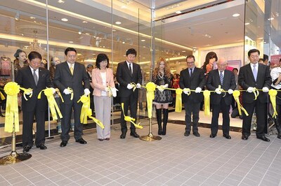 西野カナによるテープカットの様子。