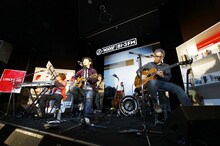 アコースティック編成でライブを行うROCK'A'TRENCH。