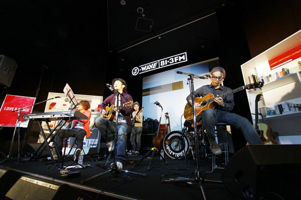 アコースティック編成でライブを行うROCK'A'TRENCH。