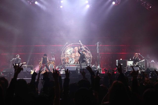 写真は12月25日の東京ドーム公演の様子。