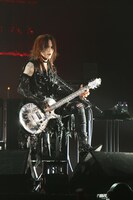 今週の人気の画像4位は「LUNACYドーム5万人無料ライブで初期ナンバー連発」より、SUGIZO（G, Violin）。
