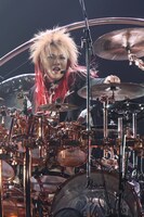 今週の人気の画像10位は「LUNACYドーム5万人無料ライブで初期ナンバー連発」より、真矢（Dr）。