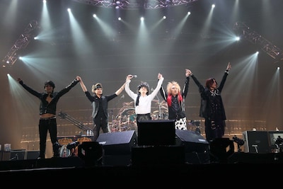 写真は12月25日の東京ドーム公演の様子。