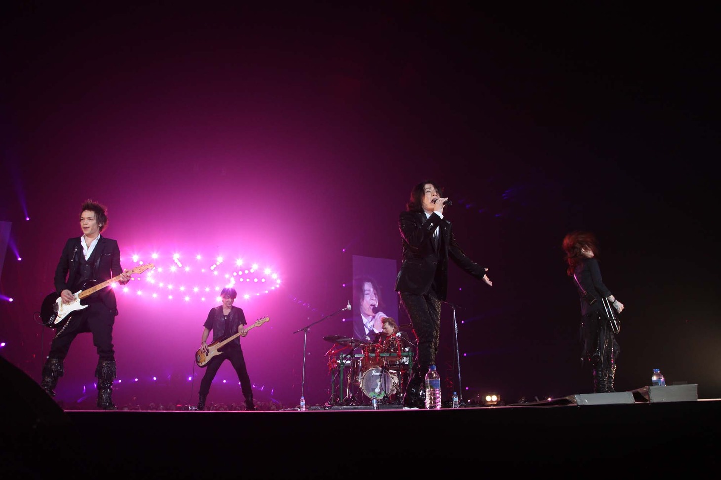 写真は12月24日の東京ドーム公演の様子。
