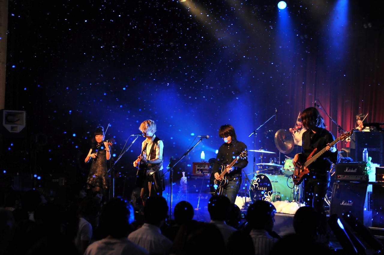ストリングスを迎えて山下達郎「クリスマス・イブ」をカバーするBIGMAMA。