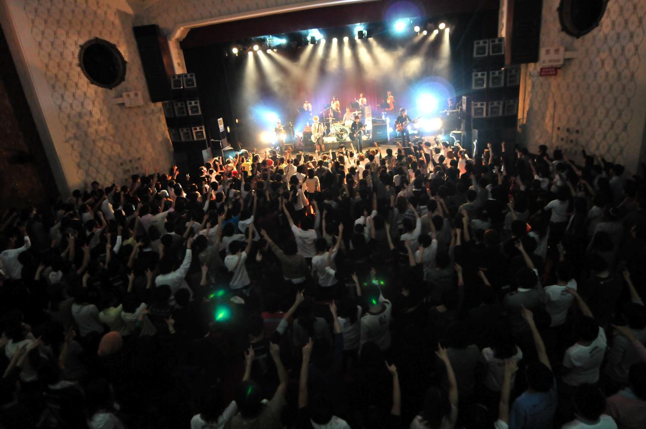 九段会館に集まったファンは3階席まで総立ちとなり、その感動をバンドに伝えた。