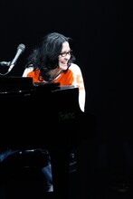 アンジェラ・アキは12月31日（金）に、同じく5年連続5回目となる「NHK紅白歌合戦」に出場する。