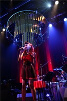 この日は髪、ドレス、靴をすべて赤一色で決めたCrystal Kay。本人曰く「なんか今年はすごい“赤”な気分なんですよね」とのこと。（Photo by 平沼久奈）