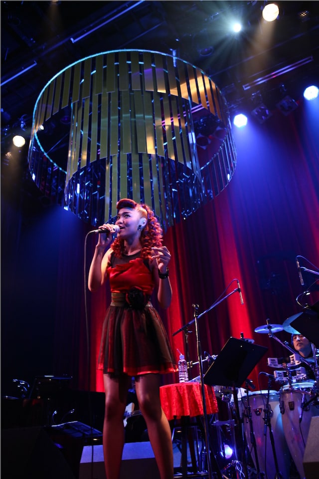 この日は髪、ドレス、靴をすべて赤一色で決めたCrystal Kay。本人曰く「なんか今年はすごい“赤”な気分なんですよね」とのこと。（Photo by 平沼久奈）