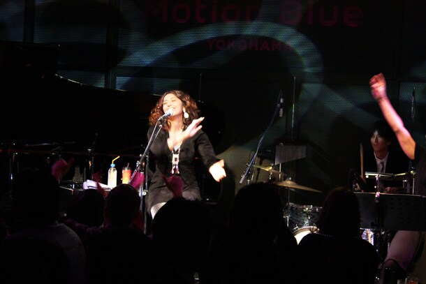 ミニツアー最終日となる大阪公演は12月29日にBillboard Live OSAKAにて開催される（写真は12月24日のMotion Blue YOKOHAMA公演より）。