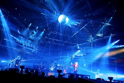 写真は12月26日の東京ドームライブの模様。