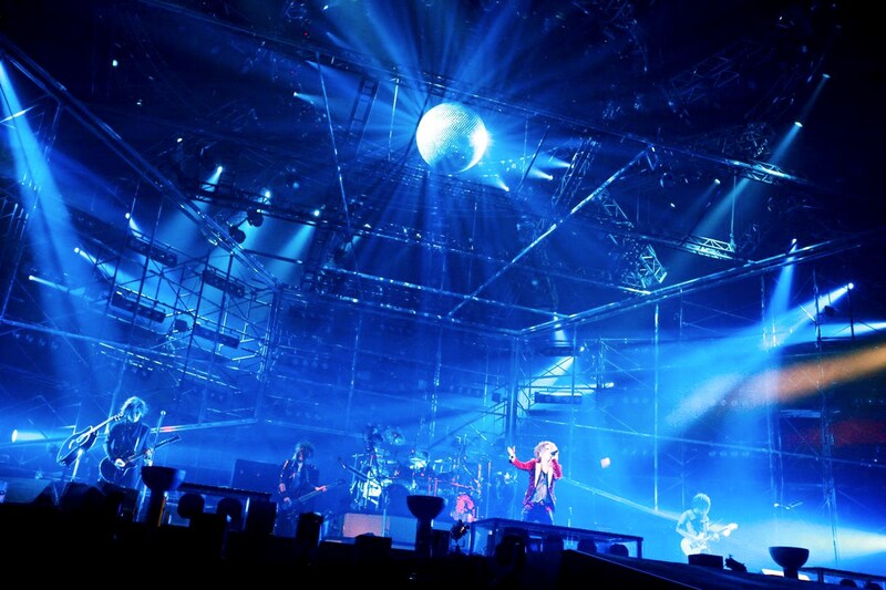 写真は12月26日の東京ドームライブの模様。