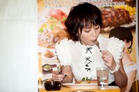 ハンバーグをほおばる平野綾。