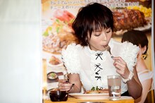 ハンバーグをほおばる平野綾。