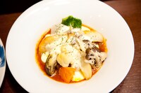 ホワイトチェダーチーズのフォンデュ風ハンバーグ 焼き野菜添え（880円）