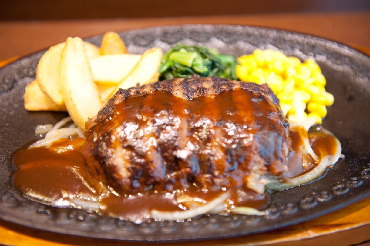 デニーズプレミアムビーフ100%ハンバーグ（デミグラスソース・わさび醤油/980円）