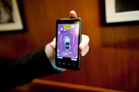 専用アプリ「D Silver」の「綾がお出迎えします」をタッチすると、デニーズの制服を着た平野綾の3D映像が出現。いろんな角度に動かしてみよう。