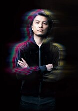 KREVAオフィシャルサイトのトップページでは、このアーティスト写真の撮影風景ショットが公開されている。