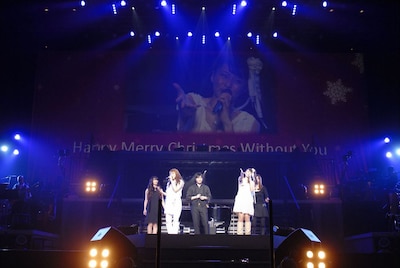 豪華キャスト揃いぶみで大作「Merry Christmas without You」を大合唱。「星間飛行」では声優陣も一緒に「キラッ☆」のポーズを決めた。