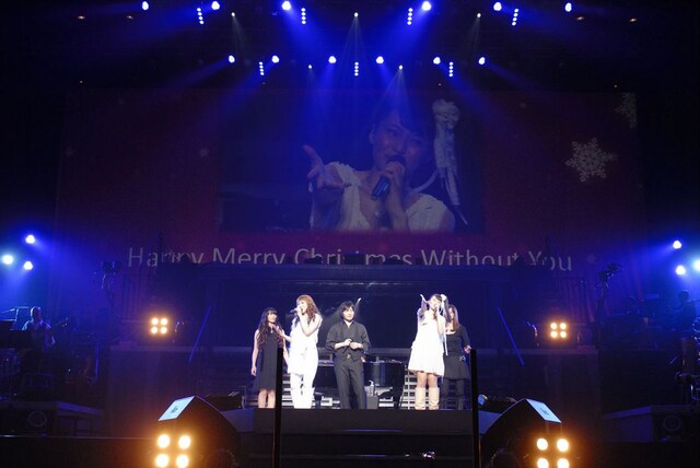 豪華キャスト揃いぶみで大作「Merry Christmas without You」を大合唱。「星間飛行」では声優陣も一緒に「キラッ☆」のポーズを決めた。