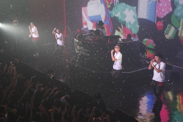 前日のクリスマスイブは「鶏食べた」（ILMARI）、「税務署行った」（SU）、「SUくんのお母さんがやってる居酒屋で飲んだ」（RYO-Z）、「テレビで『THIS IS IT』観た」（PES）と思い思いの過ごし方をした4MC。