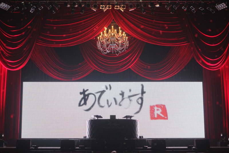 終演後はクリスマスプレゼントとして、メンバープロデュースの指輪が来場者全員に配られた。