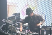 MCでは誰かがスベるたびにDJ FUMIYAがKARA「ミスター」をかけ、4MCがヒップダンスを披露するというパターンが繰り返された。