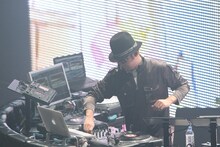 MCでは誰かがスベるたびにDJ FUMIYAがKARA「ミスター」をかけ、4MCがヒップダンスを披露するというパターンが繰り返された。