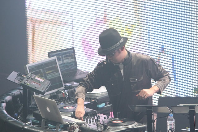 MCでは誰かがスベるたびにDJ FUMIYAがKARA「ミスター」をかけ、4MCがヒップダンスを披露するというパターンが繰り返された。