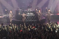 今日のために特注したという衣装は、デビュー当時を彷彿とさせる揃いのつなぎスタイル。