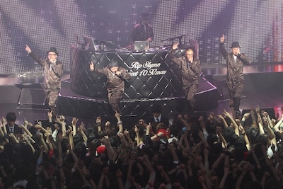 今日のために特注したという衣装は、デビュー当時を彷彿とさせる揃いのつなぎスタイル。