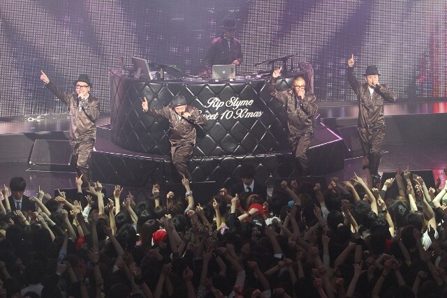 今日のために特注したという衣装は、デビュー当時を彷彿とさせる揃いのつなぎスタイル。