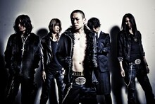 DIR EN GREYの最新アーティスト写真。京だけでなく、薫やToshiyaの髪型も変化している。