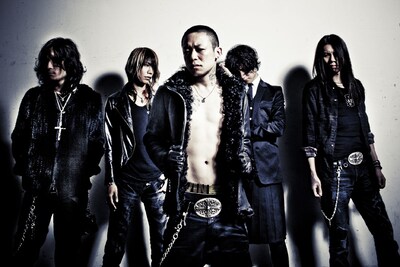 DIR EN GREYの最新アーティスト写真。京だけでなく、薫やToshiyaの髪型も変化している。