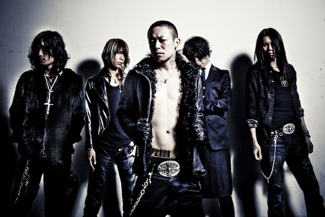 DIR EN GREYの最新アーティスト写真。京だけでなく、薫やToshiyaの髪型も変化している。