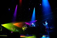 ホールライブならではの演出や鮮やかな照明が、彼らの世界観を彩った。