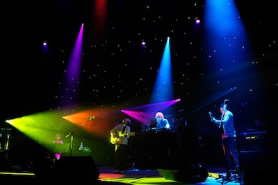 ホールライブならではの演出や鮮やかな照明が、彼らの世界観を彩った。