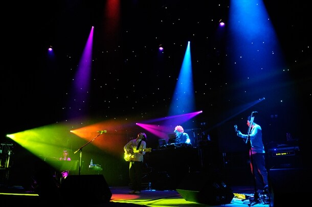 ホールライブならではの演出や鮮やかな照明が、彼らの世界観を彩った。