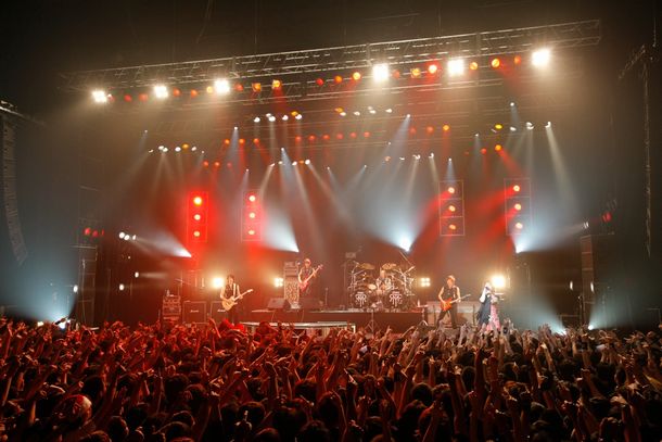 写真は「Strikes Back」品川ステラボール公演の模様。